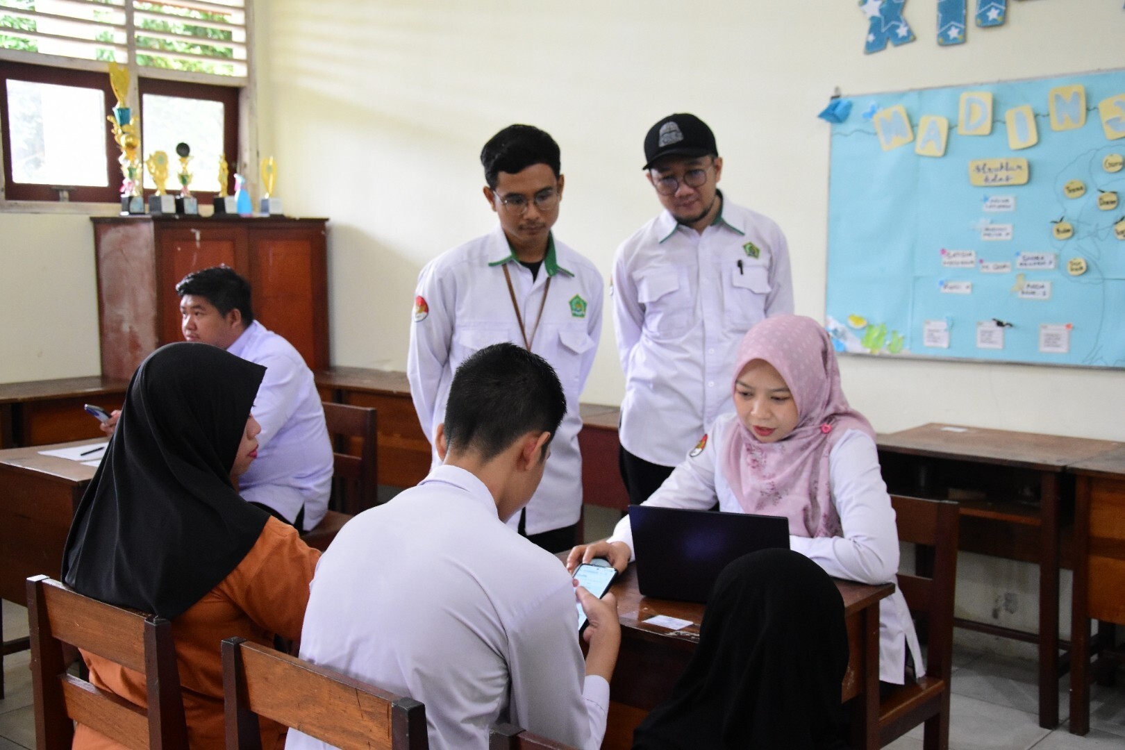 Pendampingan penggunaan media digital di ruang kelas madrasah