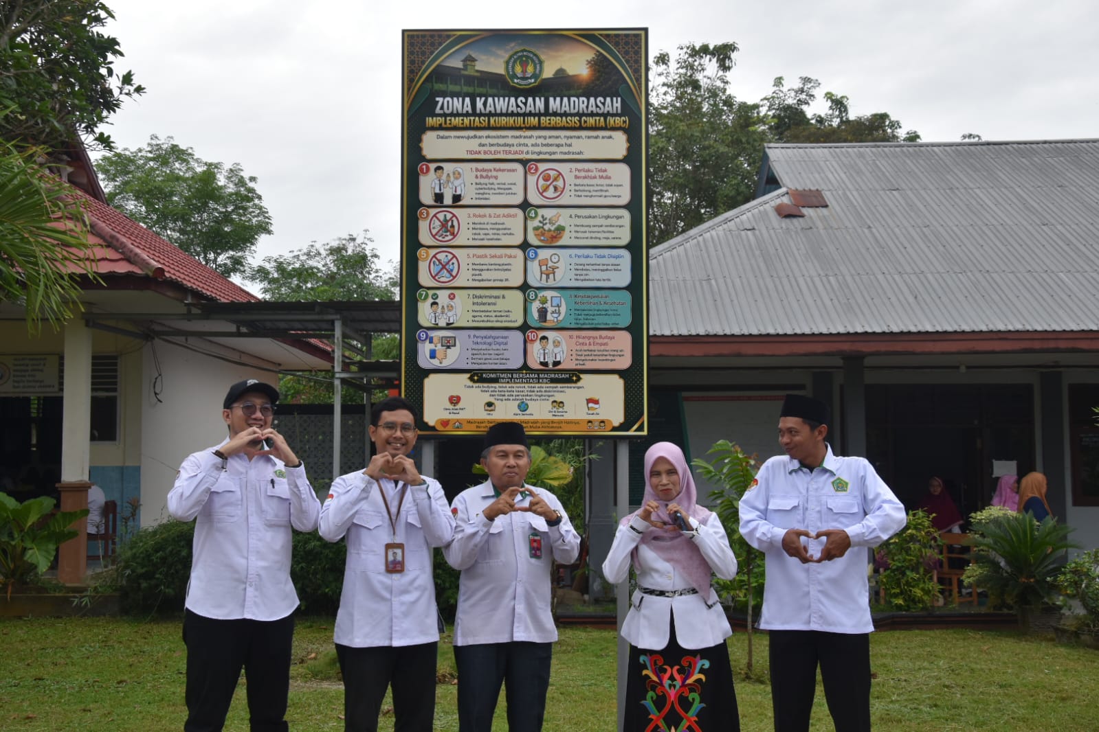 Tenaga pendidik Madrasah Kutai Barat di kawasan madrasah