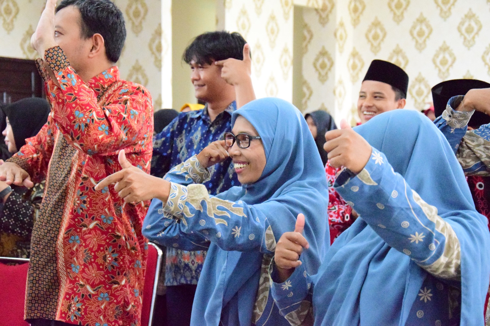 Guru mengikuti aktivitas interaktif dalam kegiatan pembelajaran
