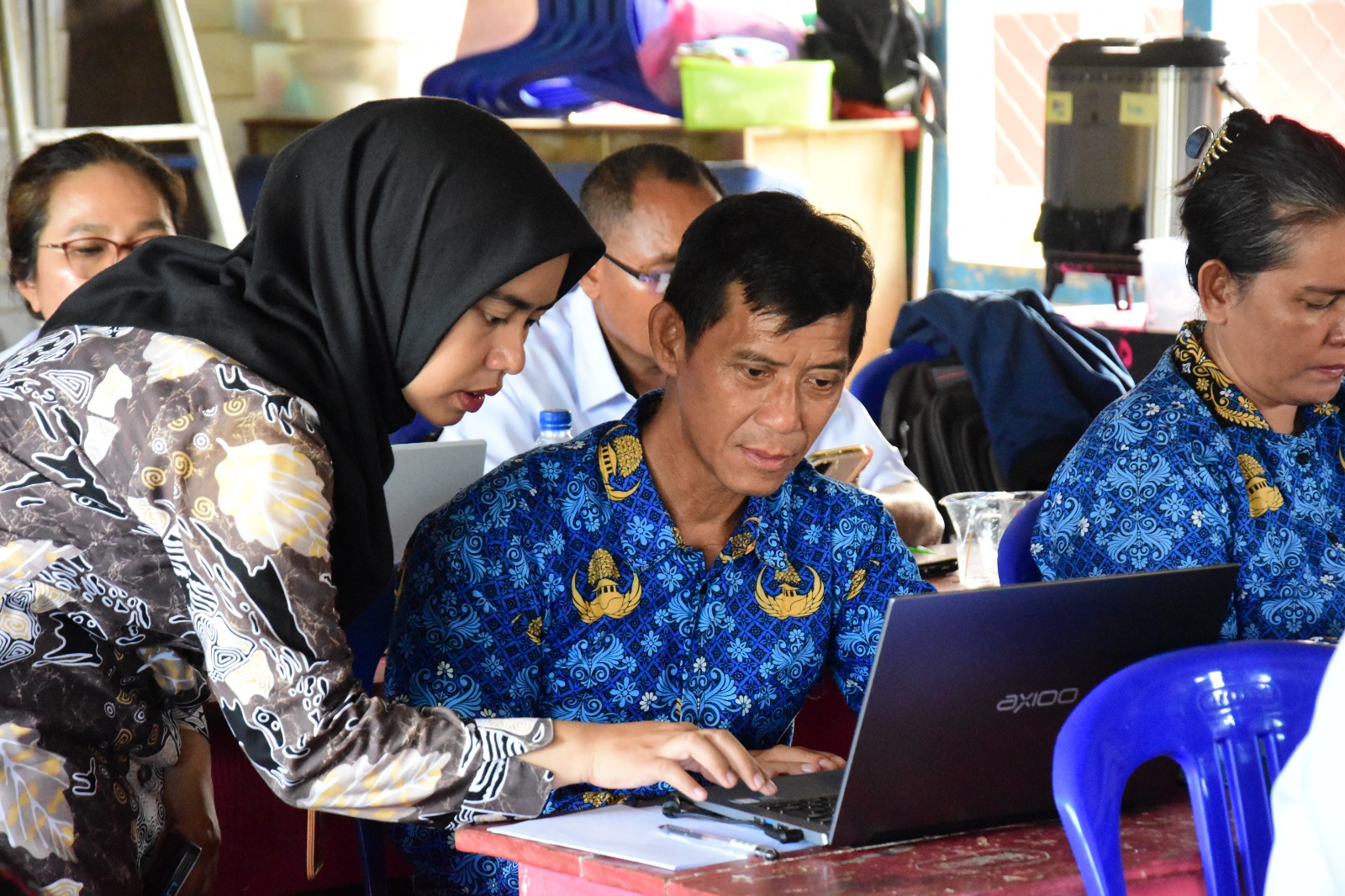Pendampingan guru menggunakan laptop untuk media pembelajaran